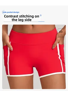 Détail macro du short de yoga taille haute avec poches latérales et coutures contrastées