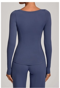 Veste de yoga ajustée bleu-gris foncé mettant l'accent sur la coupe athlétique et le dos nu