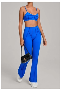 Détail de l'ensemble de yoga bleu avec brassière surpiquée et pantalon évasé