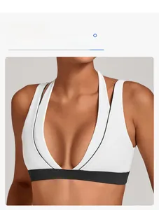 Détail des coutures contrastées et des doubles bretelles de ce soutien-gorge de sport blanc