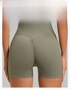 Détail de la couture froncée et du short de yoga vert olive à taille haute avec poches