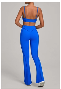 Détail du pantalon de yoga évasé à taille haute avec couture en V pour galber le corps