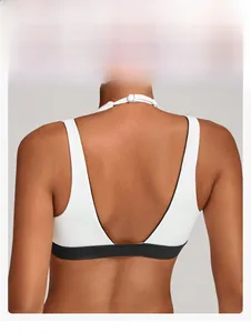 Détail de la brassière de sport contrastée montrant la boucle et le dos nu