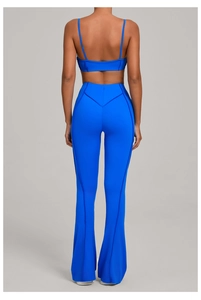 Détails des coutures arrière et taille en V du set de yoga bleu avec pantalon évasé