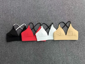 Detail der Sport-Bras mit überkreuztem Rücken und verstellbaren Trägern in vier Farben