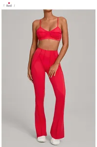 Détail des coutures de l'ensemble de yoga rouge avec brassière et legging