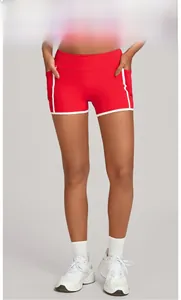 Détail du short de yoga rouge à taille haute avec poches latérales et liseré contrasté