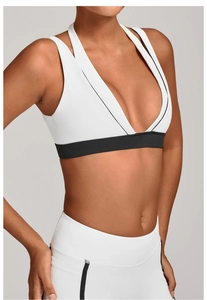 Détail d'un soutien-gorge de yoga dos nu hautement élastique avec col en V profond