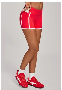 Détail du short de sport rouge taille haute avec poche latérale pour téléphone