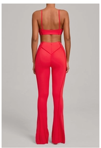 Détail du pantalon de yoga rouge à taille haute avec couture en V et jambe évasée
