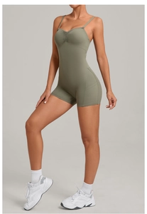 Détail du body de yoga vert sauge avec poches latérales et design poitrine froncé