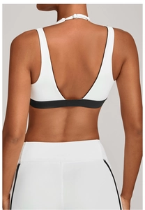 Détail du dos ouvert en V et de la boucle licou sur un soutien-gorge de sport bicolore