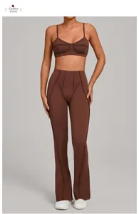 Détail de l'ensemble de yoga marron avec soutien-gorge de sport et pantalon évasé