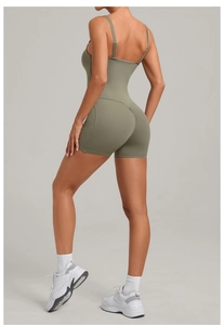 Détail du body de yoga vert sauge avec dos nu et effet froncé sculptant pour les fesses