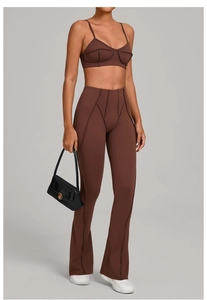 Ensemble de yoga marron deux pièces avec crop top et legging évasé aux coutures visibles