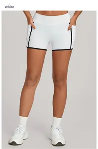 Détail du short de yoga blanc taille haute avec passepoil noir et poches latérales