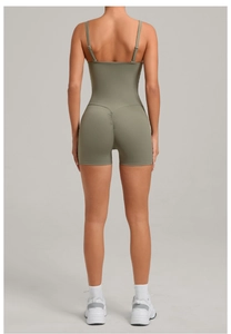 Détail du combishort de sport vert armée avec effet froncé aux fesses et dos nu