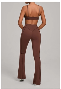 Détails de l'ensemble de yoga marron avec brassière dos croisé et legging évasé effet push-up