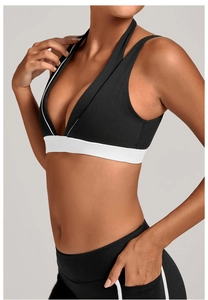 Gros plan d'un soutien-gorge de yoga bicolore et d'un legging taille haute avec poche