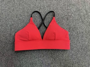 Detail eines roten Sport-BHs mit verstellbaren schwarzen Kreuzgurten und elastischem Saum