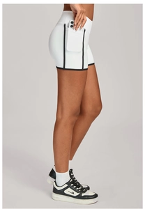 Détail du short de yoga taille haute avec poche latérale pour téléphone pendant le sport
