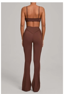 Vue arrière d'un ensemble de yoga marron avec brassière et legging évasé taille haute