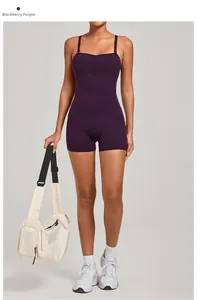 Détail du body de yoga violet mûre avec poitrine plissée et poches sur les côtés
