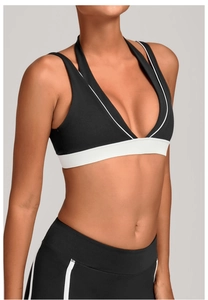Gros plan sur l'ensemble soutien-gorge de yoga dos nu et legging contrasté noir et blanc