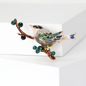 Broche élégante oiseau sur branche avec émail coloré et cristaux étincelants