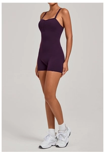 Détail du body de yoga violet foncé avec de fines bretelles et des coutures latérales