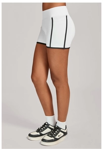Détail du short de yoga blanc à taille haute avec bordure contrastée noire et poches