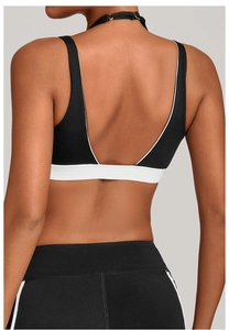 Détail du soutien-gorge de yoga avec bordure contrastée et boucle licou au dos