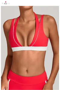 Détail du soutien-gorge de yoga dos nu rouge et blanc avec col en V profond et tissu anti-humidité