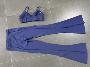 Détail d'un ensemble de yoga violet avec soutien-gorge de sport en V et legging évasé