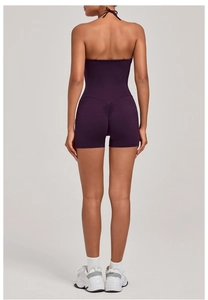 Détail du body de yoga dos nu violet foncé avec design froissé pour effet galbant