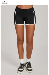 Gros plan d'un short de yoga noir à taille haute avec liseré blanc et poches latérales