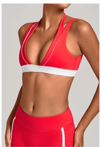 Détail du soutien-gorge de yoga rouge à licou avec bordure blanche et maintien stretch