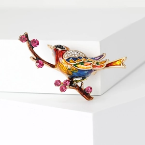 Élégante broche oiseau coloré sur branche avec émail et cristaux scintillants