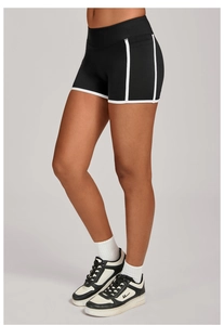 Détail du short de yoga taille haute avec coutures contrastées blanches et poches latérales