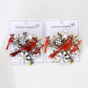 Détail de broches cardinal rouge avec émail et accents de flocons de neige scintillants