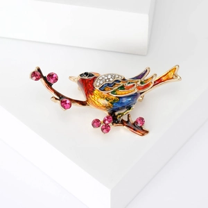 Élégante broche oiseau en émail coloré et strass sur une branche fleurie raffinée