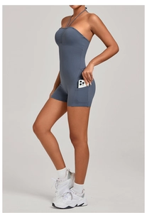 Détail d'une combinaison de yoga bleu brume avec poche latérale pour un smartphone