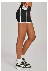 Détail du short de yoga taille haute avec poche latérale pour smartphone et liseré contrasté