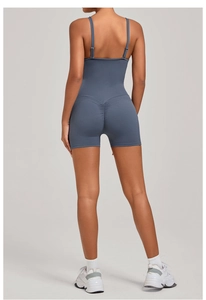 Détail de la couture froncée et de la taille haute du combishort de yoga bleu-gris