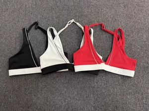 Soutiens-gorge de yoga dos nu en noir et rouge avec liserés blancs contrastants