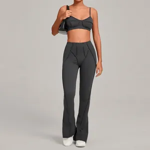 Ensemble de yoga gris foncé 2 pièces avec brassière et legging évasé à taille haute et surpiqûres