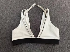 Détail des coutures contrastées et bretelles croisées sur ce soutien-gorge de yoga