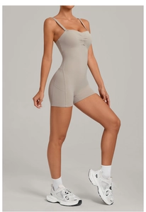 Détail d'un body de yoga kaki avec poches latérales et design de poitrine froncée