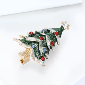 Broche sapin de Noël en émail vert avec strass colorés sur un fond blanc épuré
