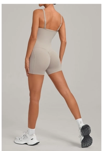 Vue arrière du combishort de yoga avec bretelles croisées et effet push-up fessier